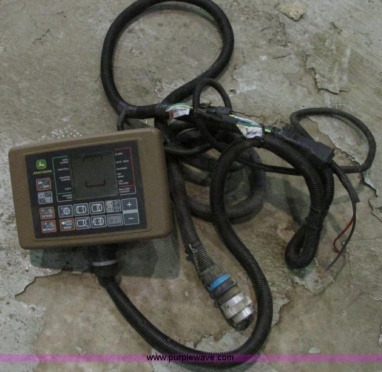 image for item E5174 2010 John Deere 568 round baler