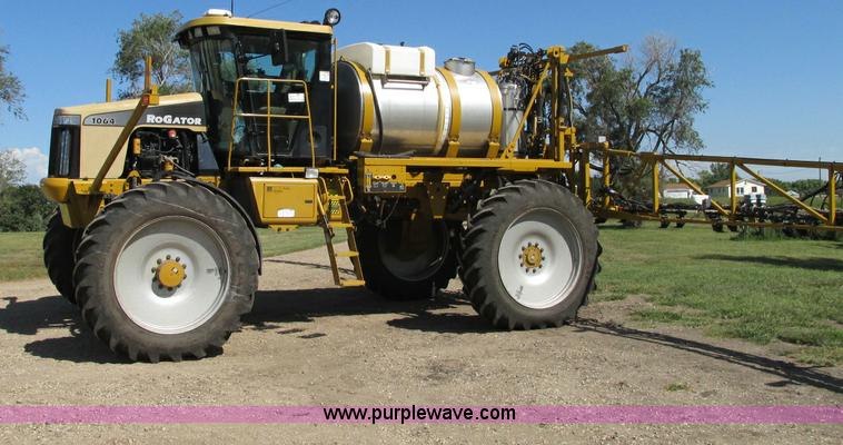 image for item E5188 2005 Ag-Chem RoGator 1064 self-propelled sprayer