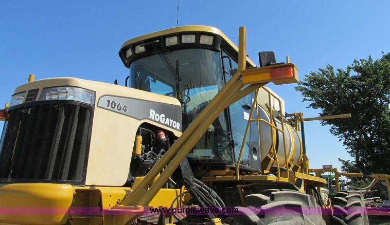 image for item E5188 2005 Ag-Chem RoGator 1064 self-propelled sprayer
