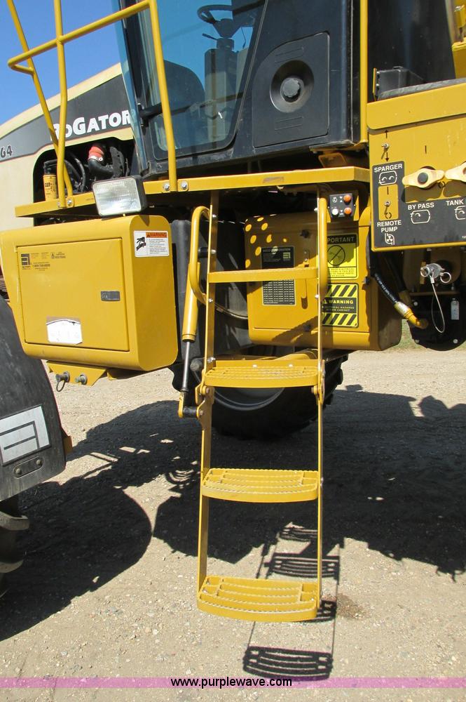 image for item E5188 2005 Ag-Chem RoGator 1064 self-propelled sprayer