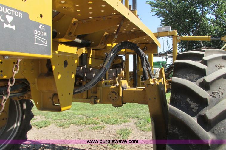 image for item E5188 2005 Ag-Chem RoGator 1064 self-propelled sprayer