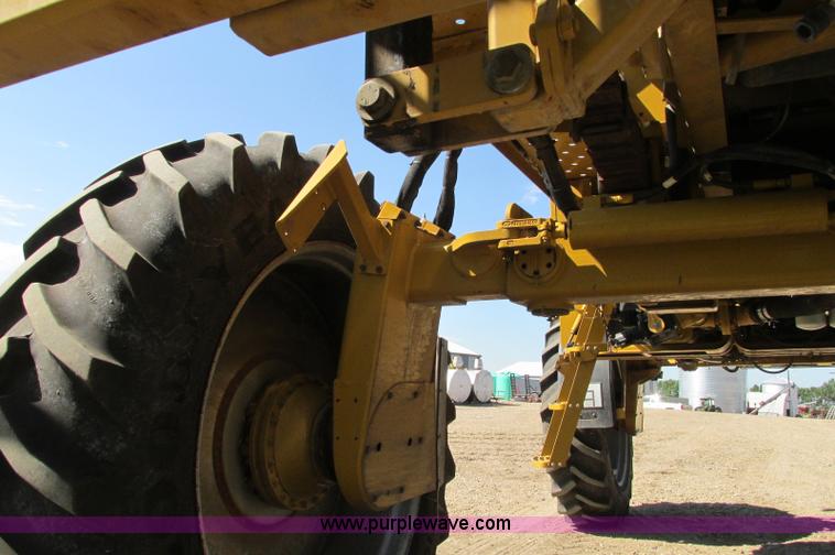 image for item E5188 2005 Ag-Chem RoGator 1064 self-propelled sprayer