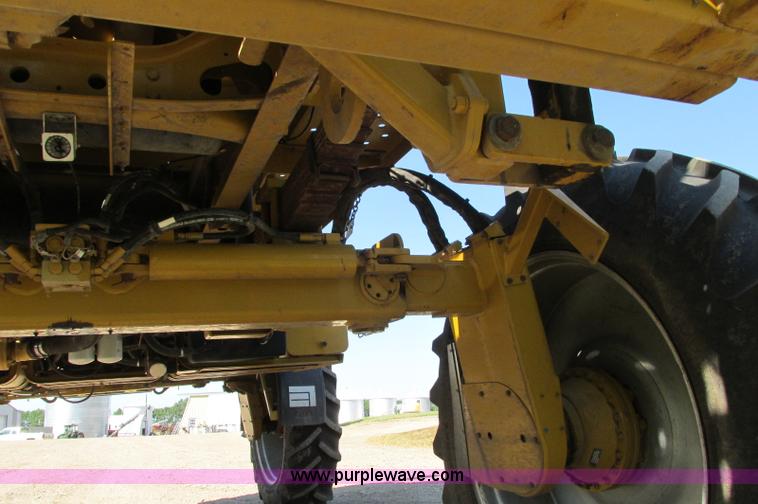 image for item E5188 2005 Ag-Chem RoGator 1064 self-propelled sprayer