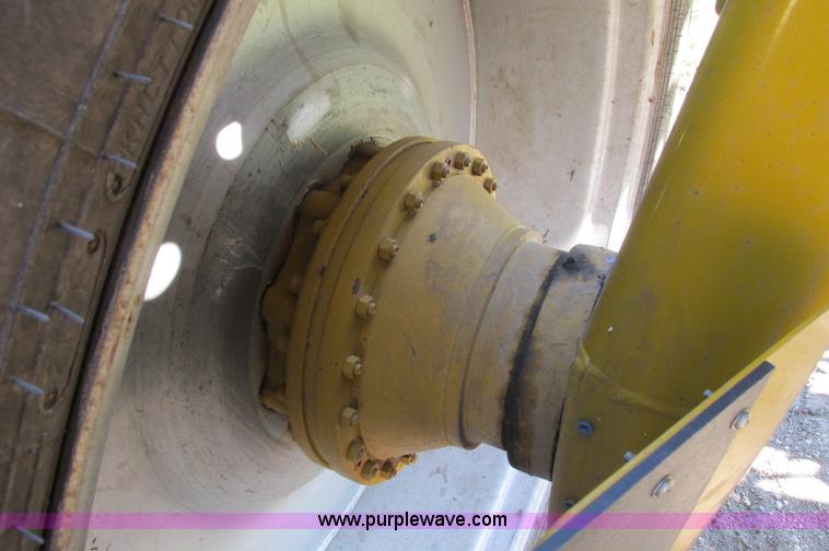 image for item E5188 2005 Ag-Chem RoGator 1064 self-propelled sprayer