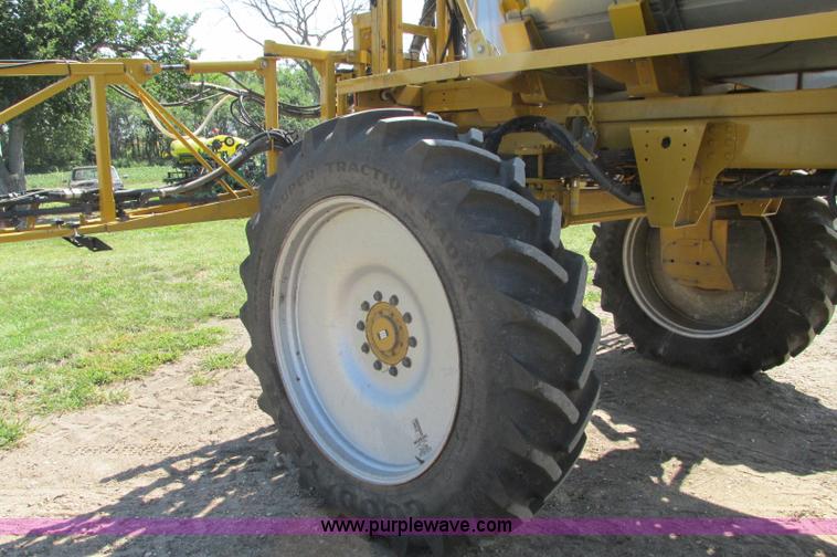 image for item E5188 2005 Ag-Chem RoGator 1064 self-propelled sprayer