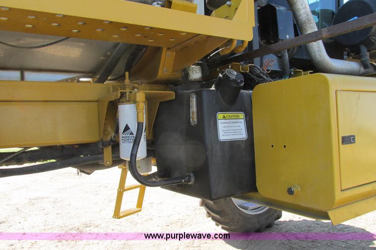 image for item E5188 2005 Ag-Chem RoGator 1064 self-propelled sprayer