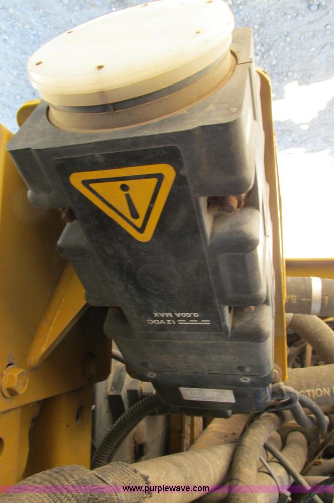 image for item E5188 2005 Ag-Chem RoGator 1064 self-propelled sprayer