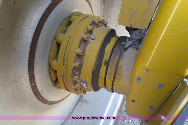 image for item E5188 2005 Ag-Chem RoGator 1064 self-propelled sprayer