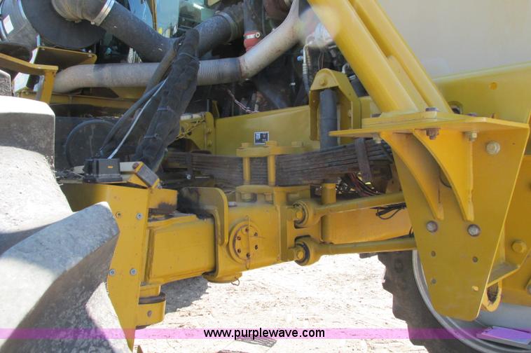 image for item E5188 2005 Ag-Chem RoGator 1064 self-propelled sprayer