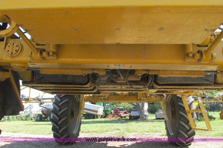 image for item E5188 2005 Ag-Chem RoGator 1064 self-propelled sprayer