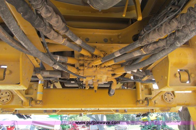 image for item E5188 2005 Ag-Chem RoGator 1064 self-propelled sprayer