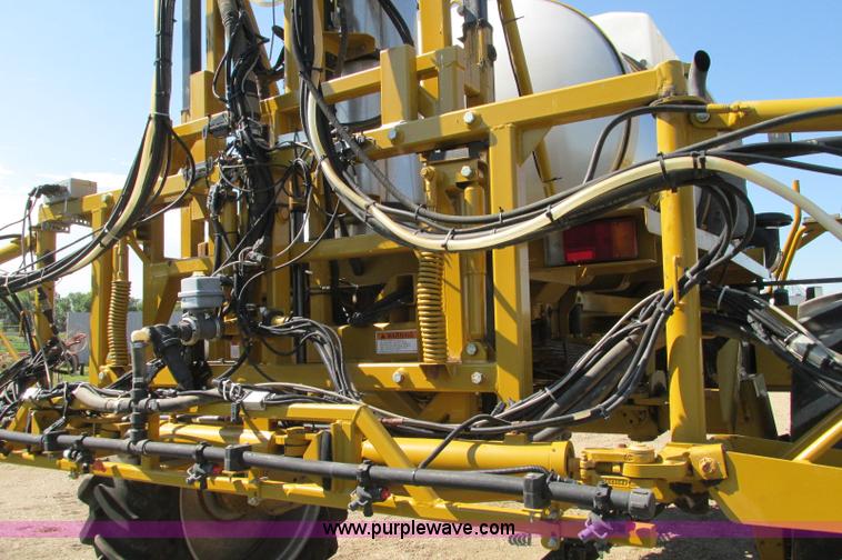 image for item E5188 2005 Ag-Chem RoGator 1064 self-propelled sprayer
