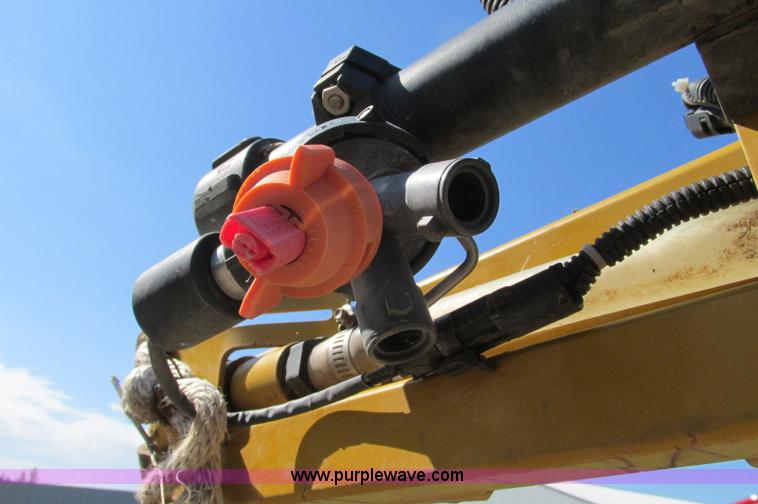 image for item E5188 2005 Ag-Chem RoGator 1064 self-propelled sprayer