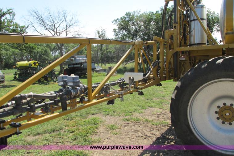 image for item E5188 2005 Ag-Chem RoGator 1064 self-propelled sprayer