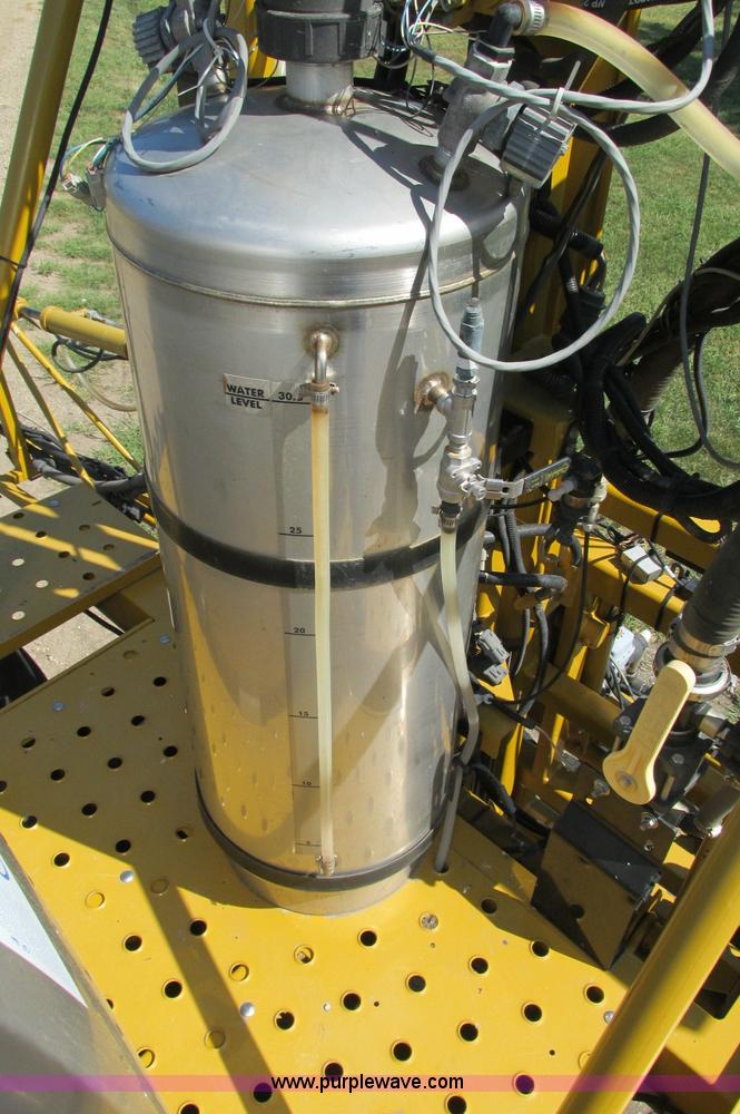 image for item E5188 2005 Ag-Chem RoGator 1064 self-propelled sprayer