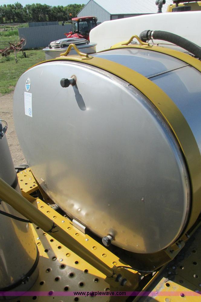 image for item E5188 2005 Ag-Chem RoGator 1064 self-propelled sprayer