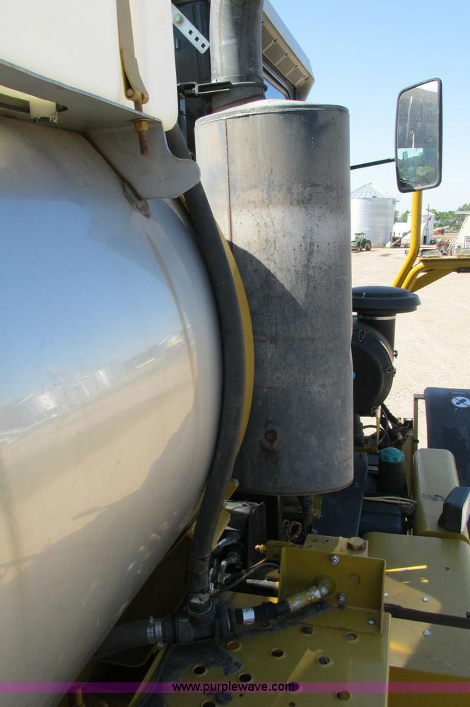 image for item E5188 2005 Ag-Chem RoGator 1064 self-propelled sprayer