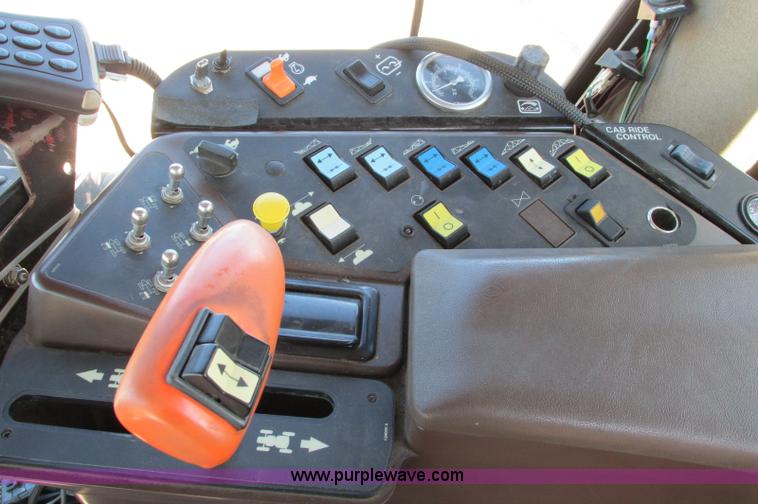 image for item E5188 2005 Ag-Chem RoGator 1064 self-propelled sprayer