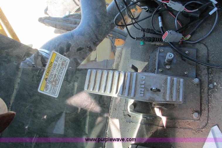 image for item E5188 2005 Ag-Chem RoGator 1064 self-propelled sprayer