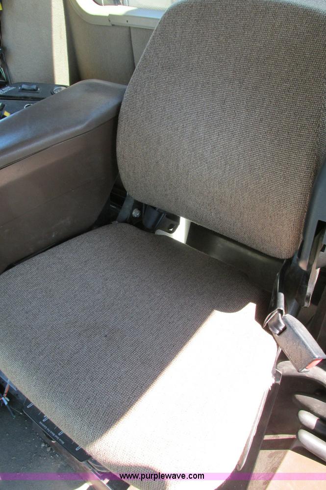 image for item E5188 2005 Ag-Chem RoGator 1064 self-propelled sprayer