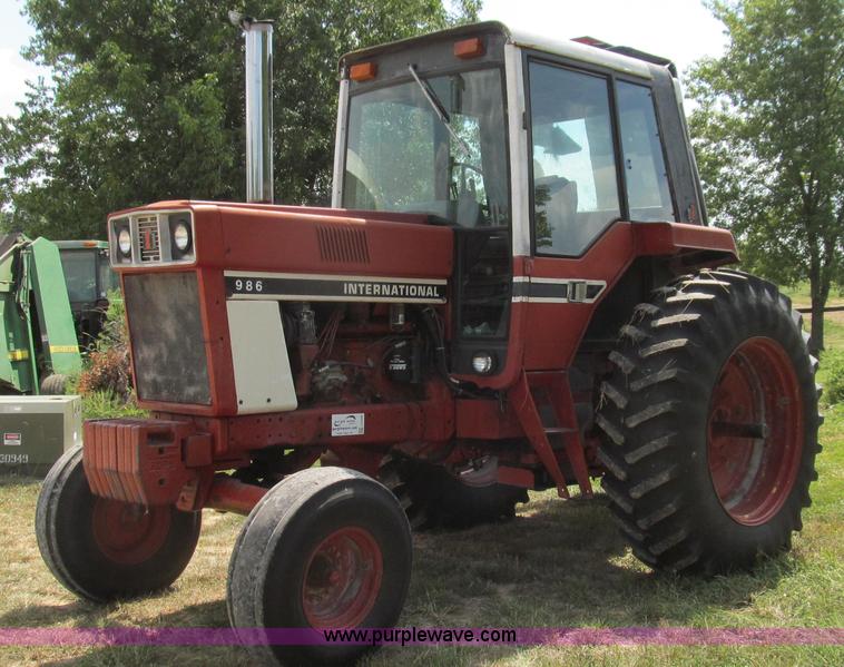 image for item G2088 1976 International 986 tractor