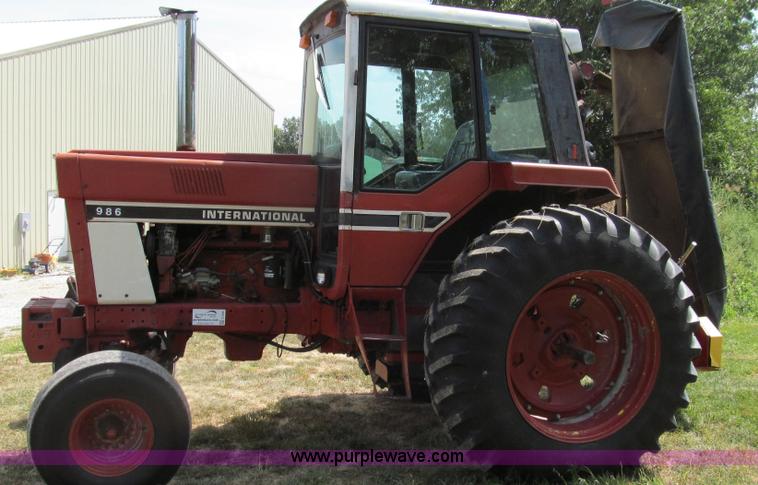 image for item G2088 1976 International 986 tractor
