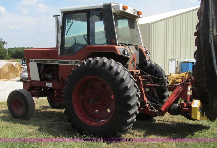 image for item G2088 1976 International 986 tractor