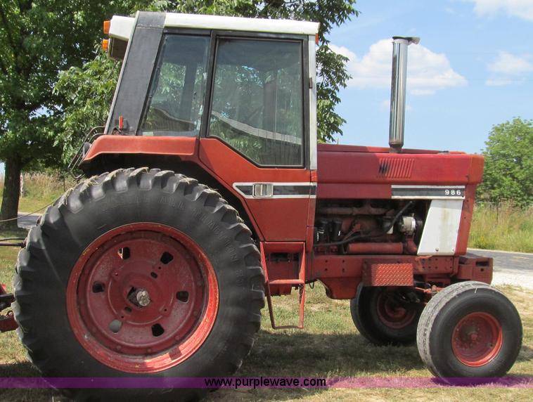 image for item G2088 1976 International 986 tractor