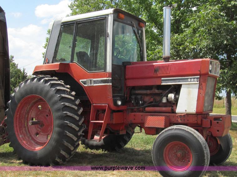 image for item G2088 1976 International 986 tractor