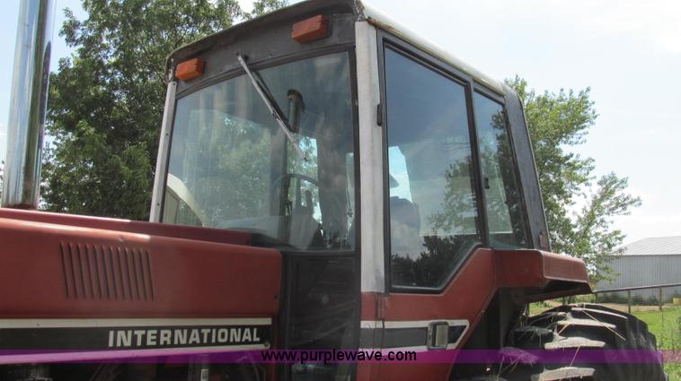 image for item G2088 1976 International 986 tractor