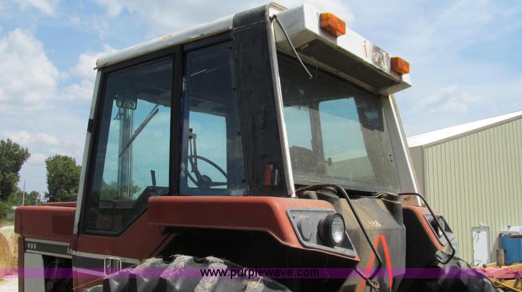 image for item G2088 1976 International 986 tractor