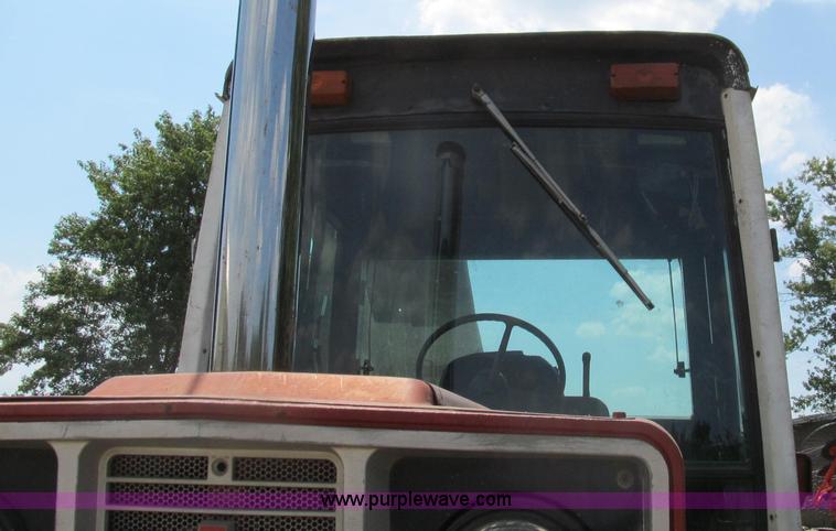 image for item G2088 1976 International 986 tractor
