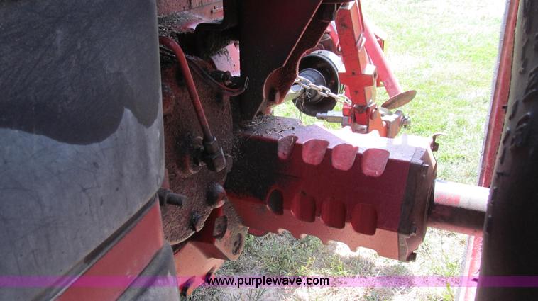 image for item G2088 1976 International 986 tractor