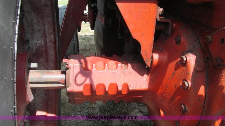 image for item G2088 1976 International 986 tractor