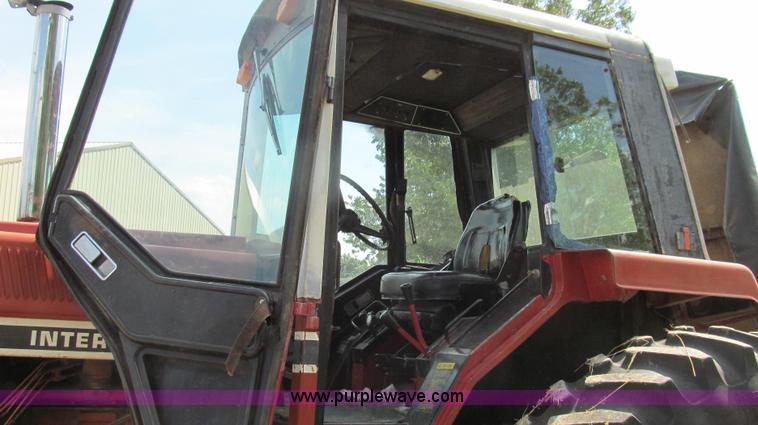 image for item G2088 1976 International 986 tractor