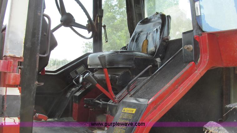 image for item G2088 1976 International 986 tractor