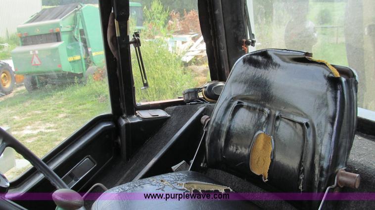 image for item G2088 1976 International 986 tractor