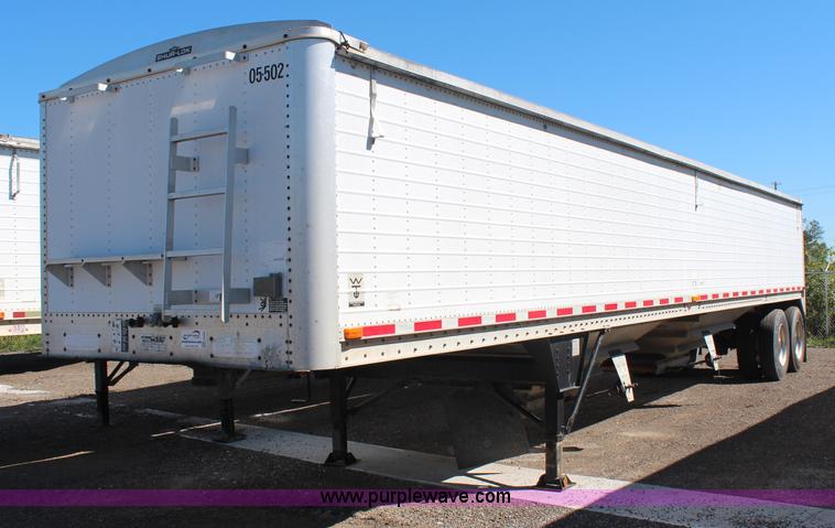 image for item H6685 1992 Wilson DWH 200 Pacesetter double hopper grain trailer
