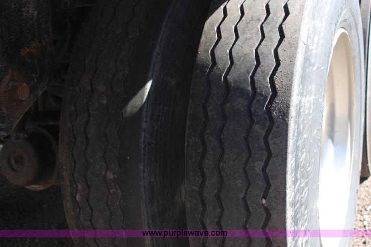 image for item H6685 1992 Wilson DWH 200 Pacesetter double hopper grain trailer