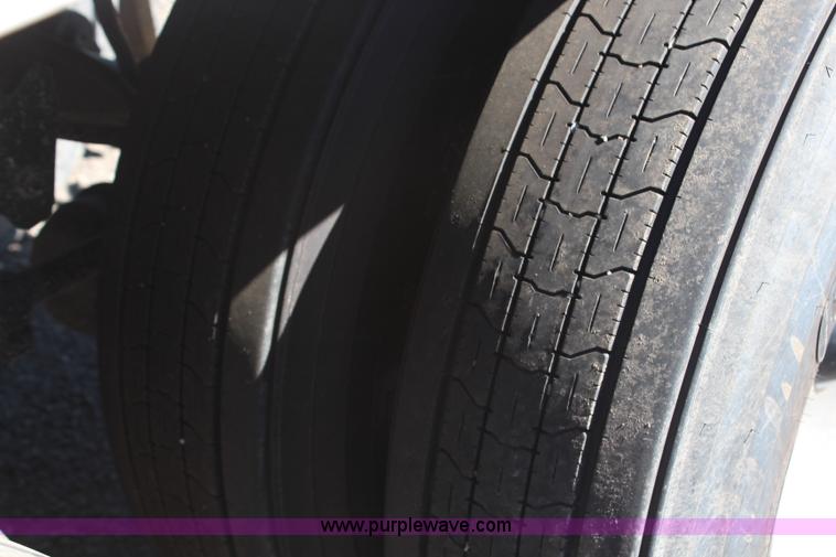 image for item H6685 1992 Wilson DWH 200 Pacesetter double hopper grain trailer