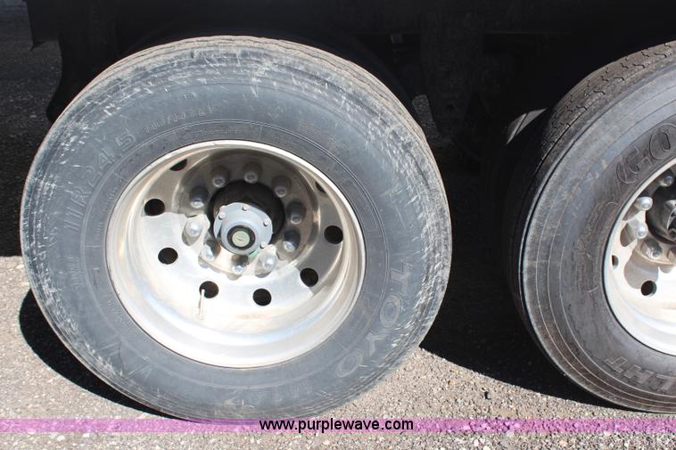 image for item H6685 1992 Wilson DWH 200 Pacesetter double hopper grain trailer