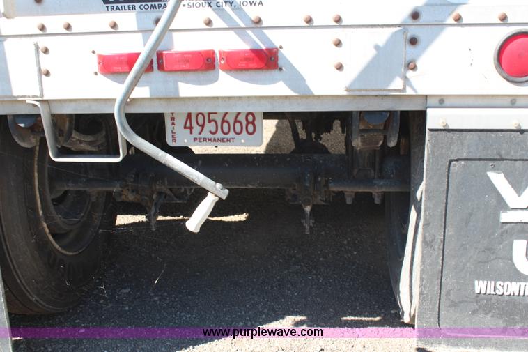 image for item H6685 1992 Wilson DWH 200 Pacesetter double hopper grain trailer