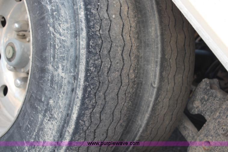 image for item H6685 1992 Wilson DWH 200 Pacesetter double hopper grain trailer