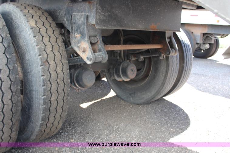 image for item H6685 1992 Wilson DWH 200 Pacesetter double hopper grain trailer