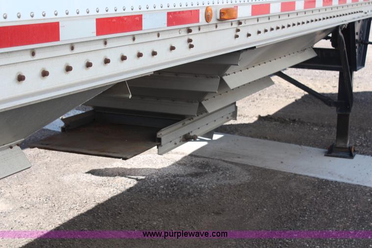 image for item H6685 1992 Wilson DWH 200 Pacesetter double hopper grain trailer