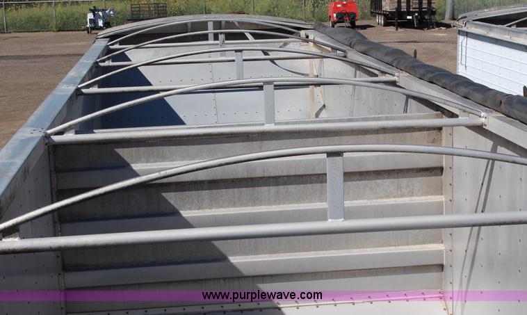 image for item H6685 1992 Wilson DWH 200 Pacesetter double hopper grain trailer