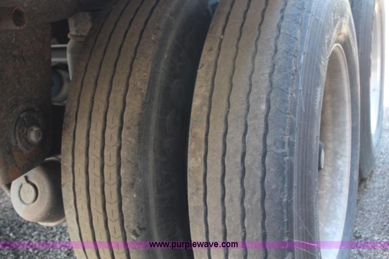 image for item H6686 1998 Wilson DWH 400 Pacesetter double hopper grain trailer