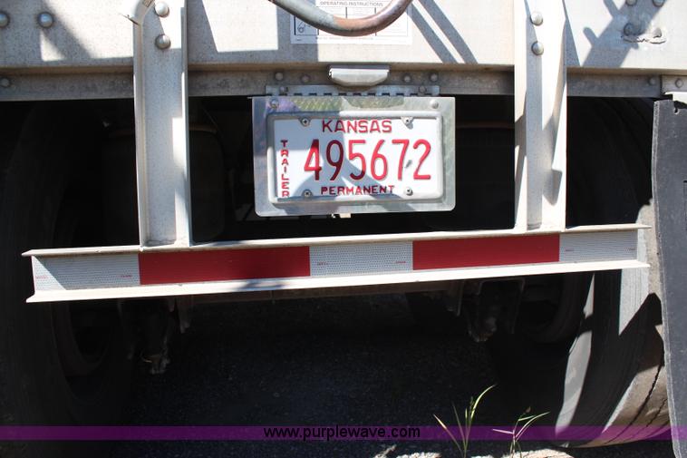 image for item H6686 1998 Wilson DWH 400 Pacesetter double hopper grain trailer