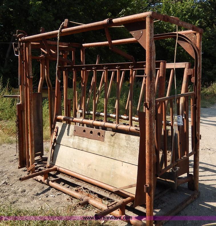 WW portable cattle squeeze chute in Westmoreland, KS Item H6864 sold