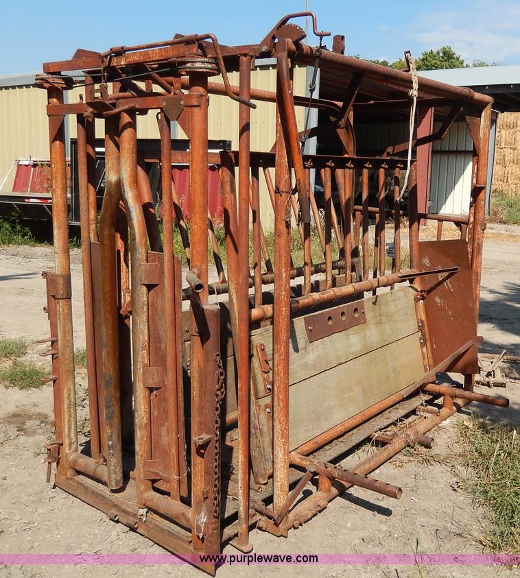 image for item H6864 WW portable cattle squeeze chute